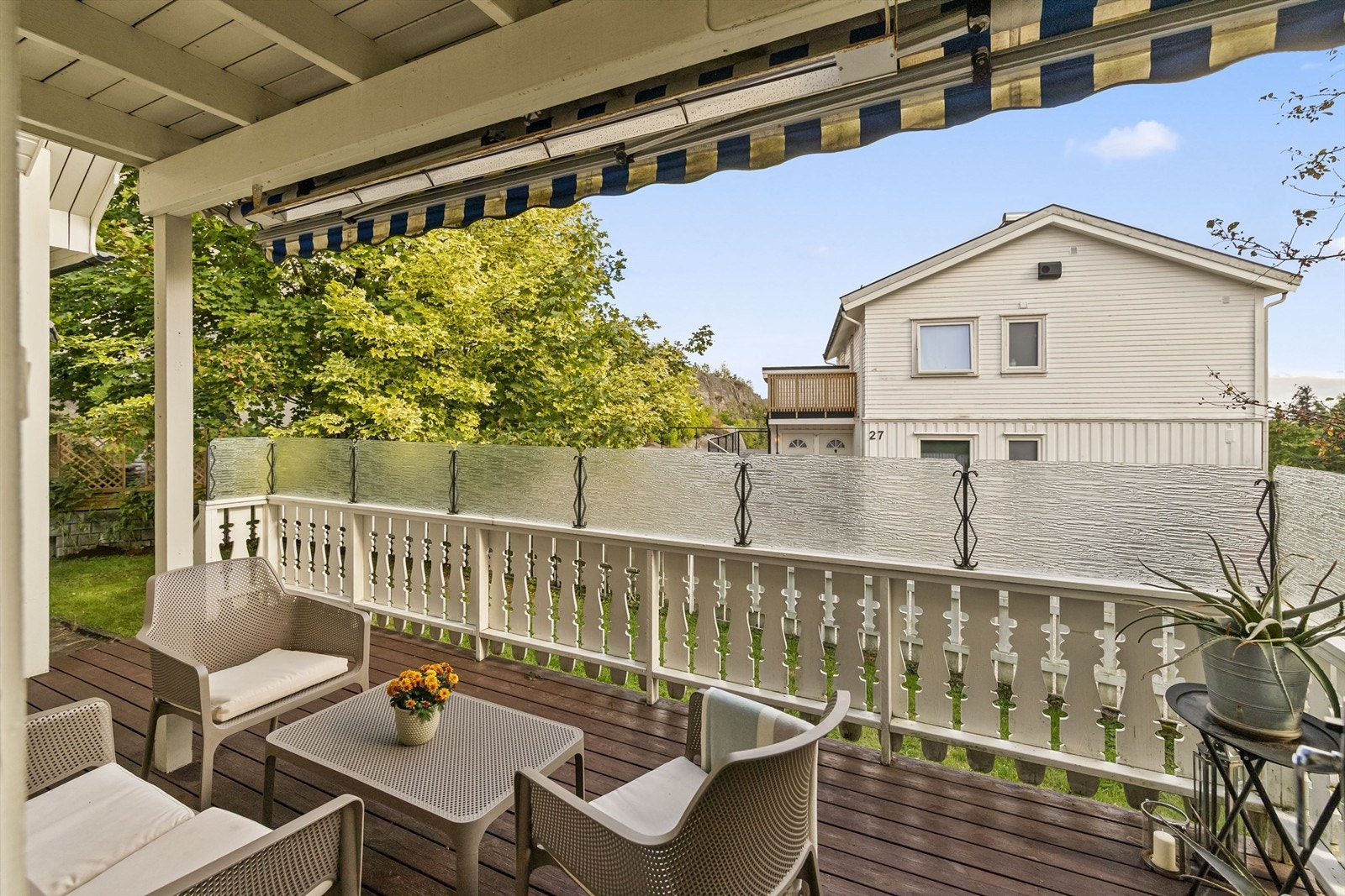 Terrassen har en attraktiv sørøstvendt plassering, som gir gode solforhold store deler av dagen. Galleribilde