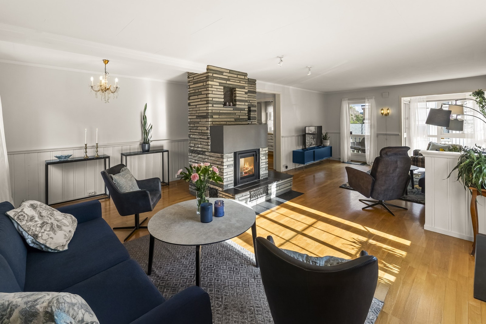 Romslig stue med flere soner, som gir fleksible møbleringsmuligheter og et behagelig oppholdsmiljø. Galleribilde