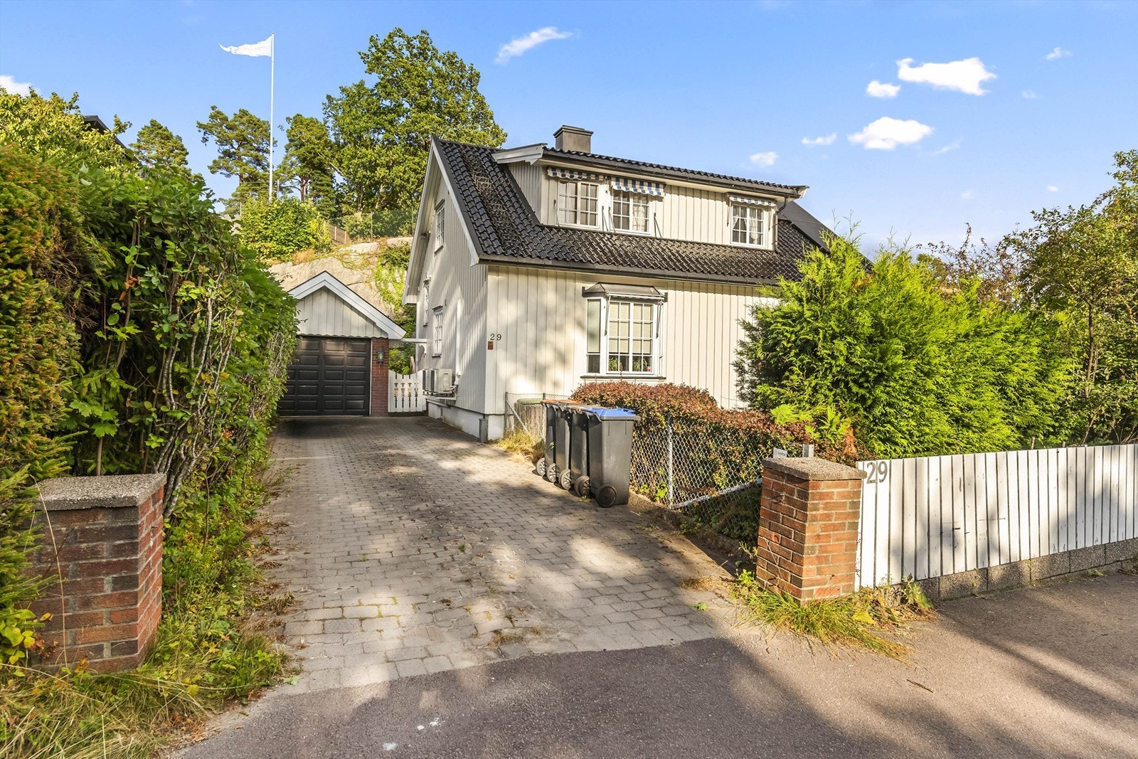 Boligen ligger på en romslig selveiertomt på 503 m² som gir gode muligheter for både uteplass, hage og parkering. Galleribilde