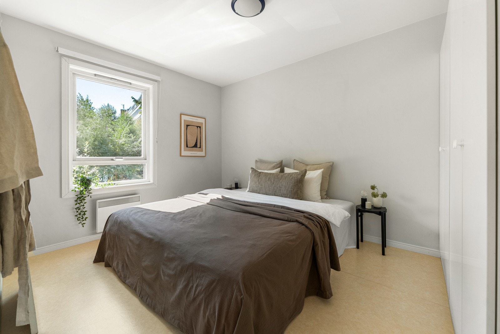 Romslig hovedsoverom med god plass til seng og nattbord på hver side Galleribilde