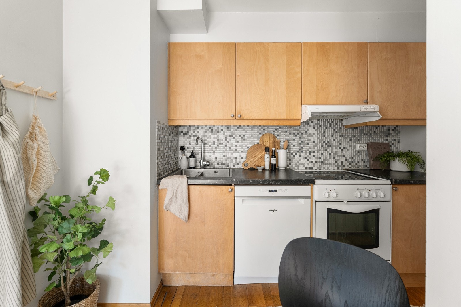 Glatte fronter og benkeplate i laminat med nedfelt kum Galleribilde