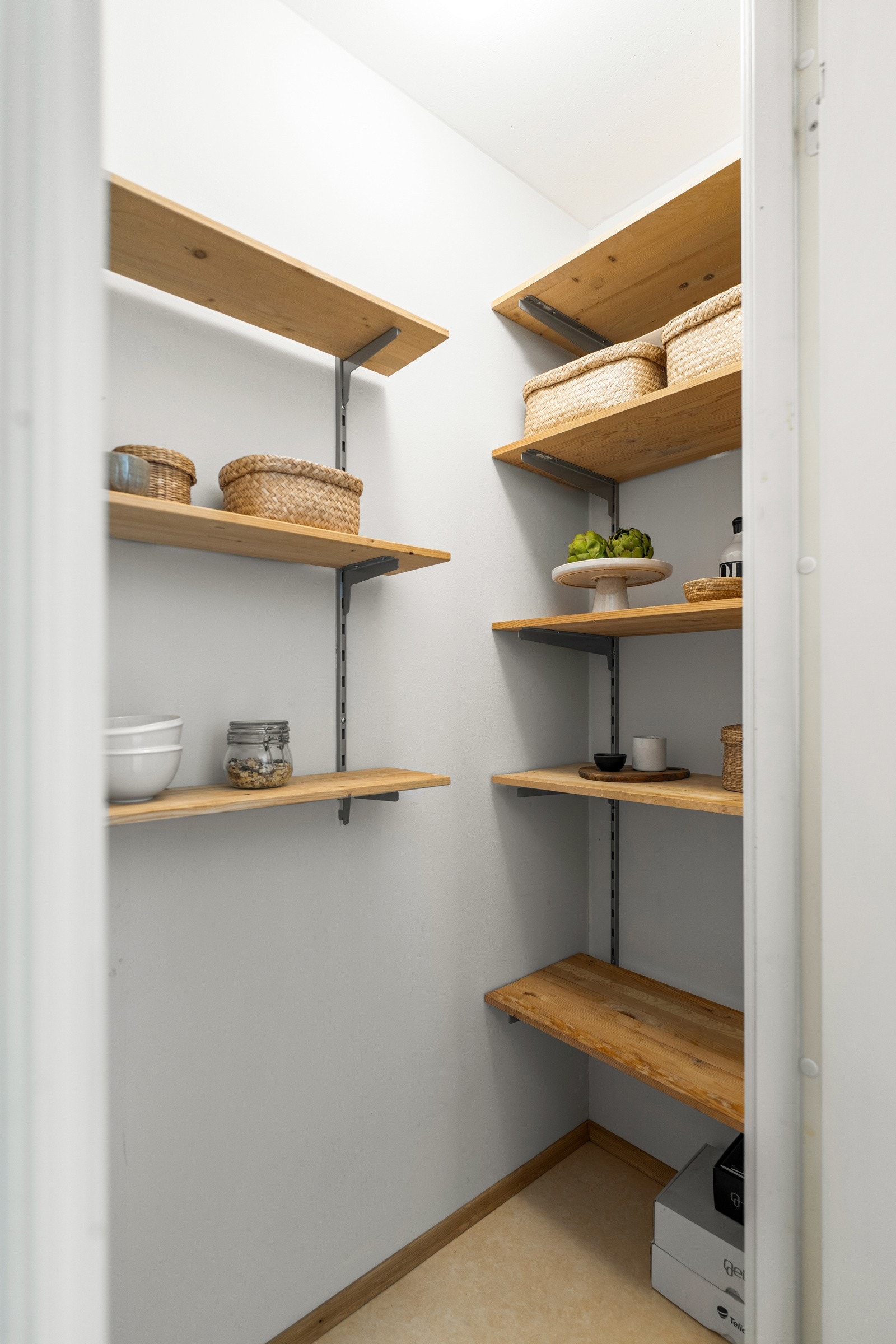 Innvendig bod med hyller Galleribilde