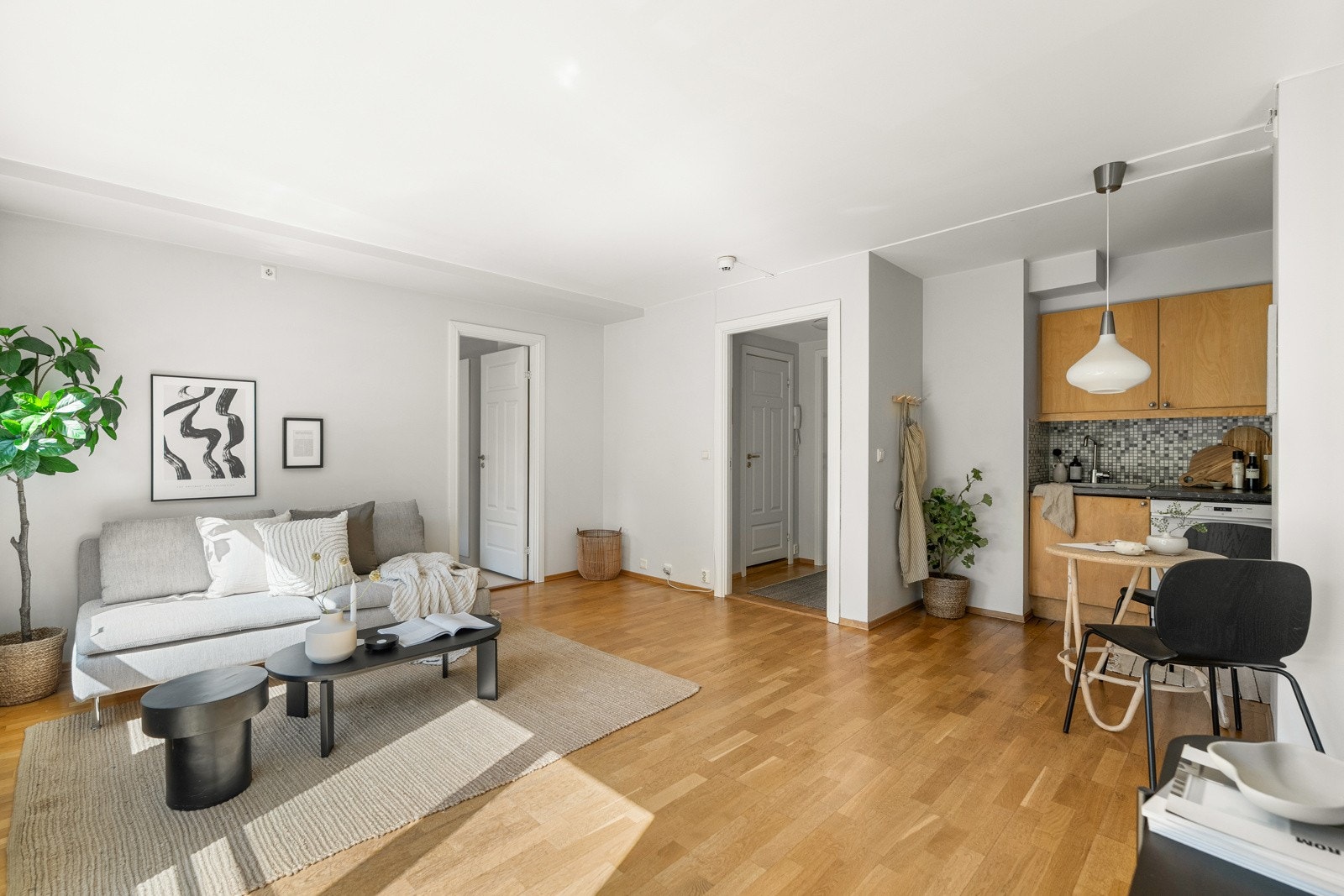 God plass til sofaløsning og spisebord Galleribilde