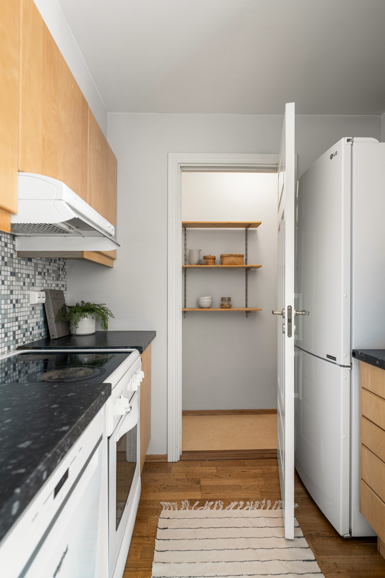 Avsatt plass til hvitevarer og direkte adkomst til bod Galleribilde