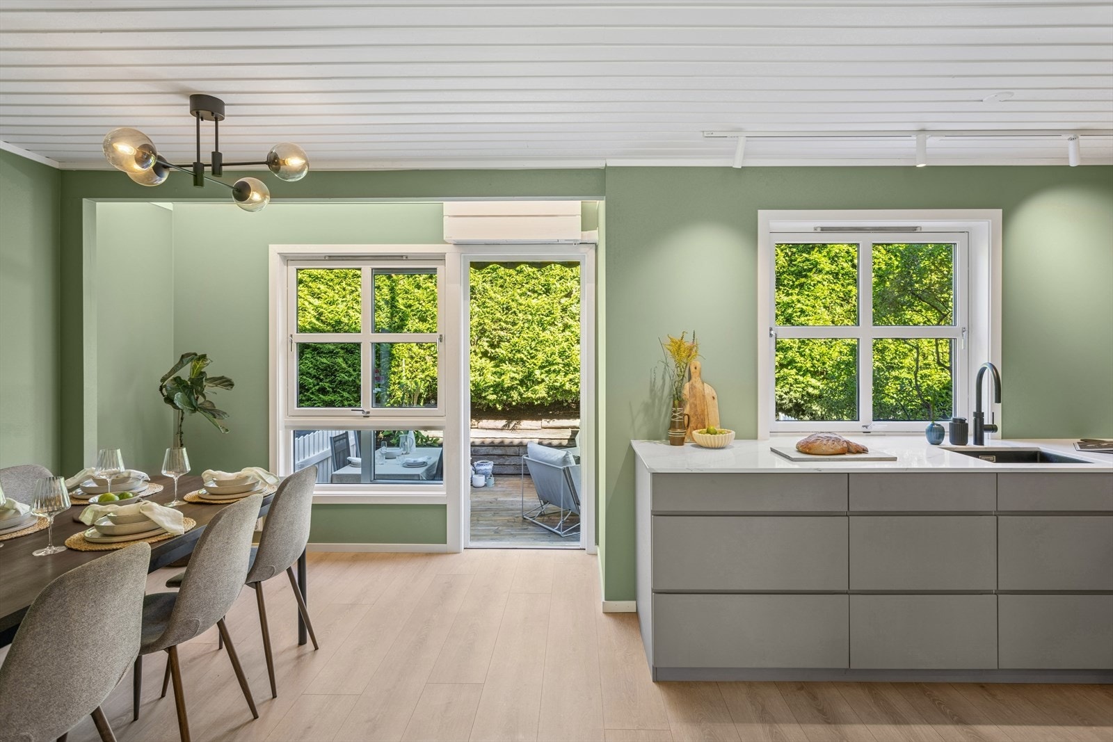 Boligen er betydelig oppusset og holder en meget god standard på innredning og utstyr. Varmepumpe med air-condition funksjon er installert. Galleribilde