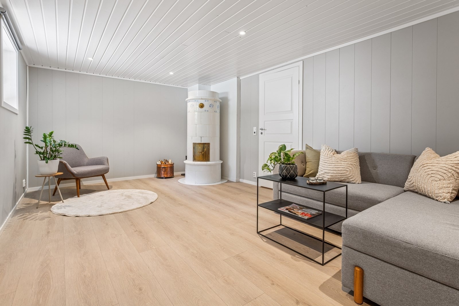 Innbydende kjellerstue med lekker kakkelovn. Galleribilde