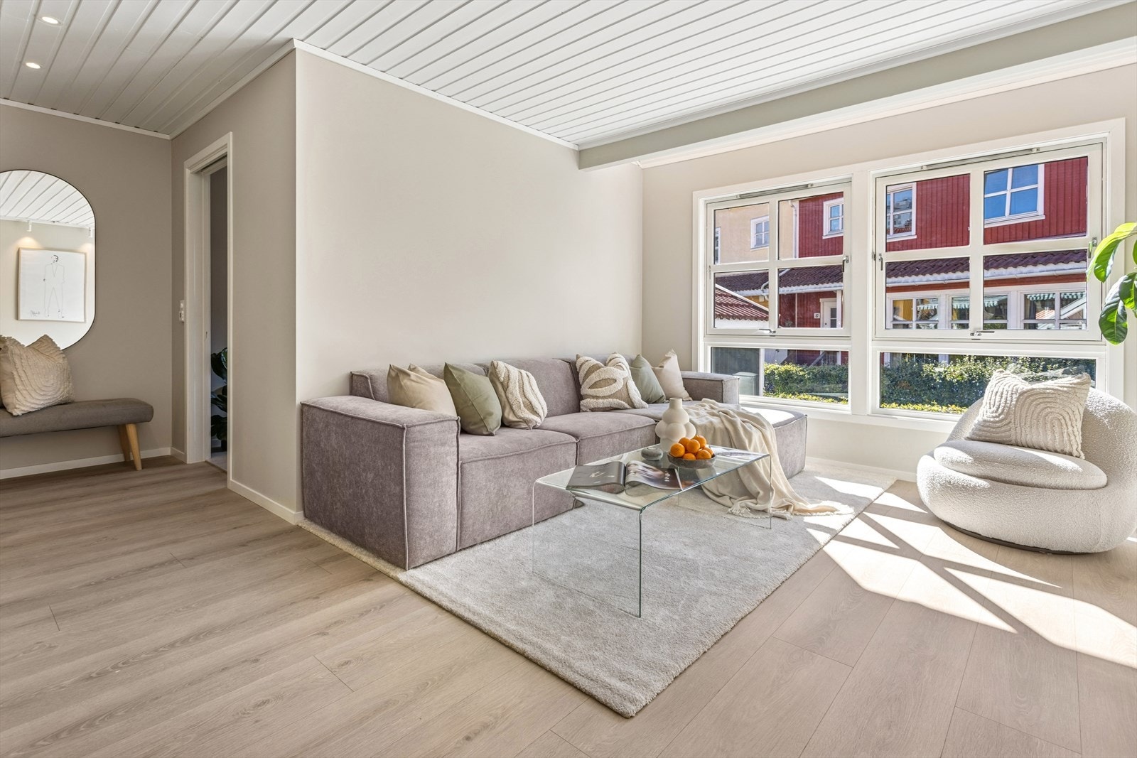 Store vindusflater gir godt med naturlig lys inn i stuen. Galleribilde