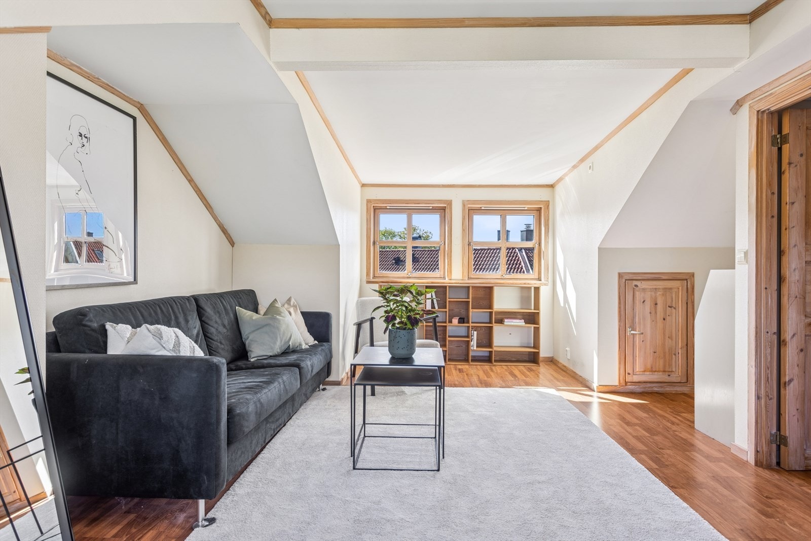 Boligen innehar en koselig loftstue med god plass for sofa og tv-løsning, noe som gir ekstra spillerom og privatliv for barnefamilier. Galleribilde