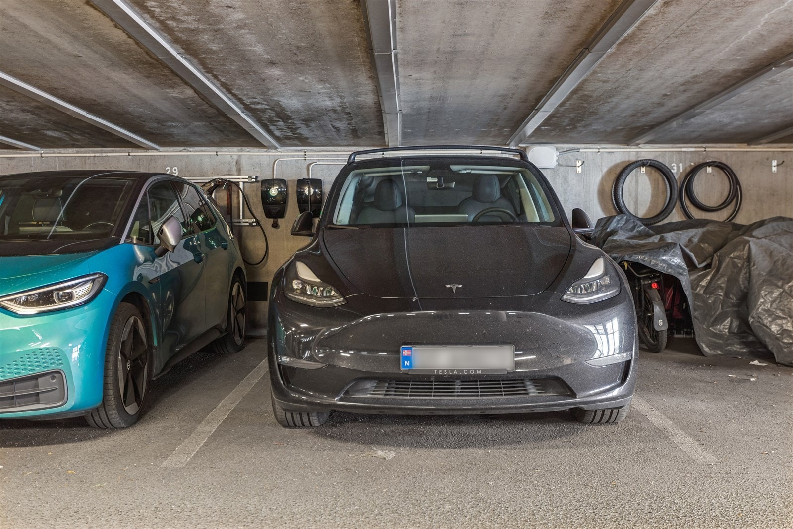 Egen fast parkeringsplass i garasjeanlegg medfølger. Det er installert El-bil lader. Galleribilde
