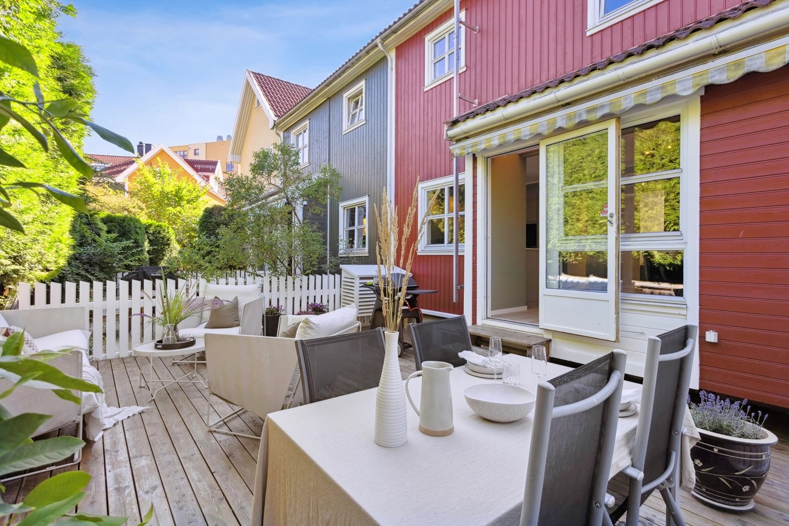 Uteplassen fungerer som en fin forlengelse av stuen på både vår-, sommer- og lange høstdager. Galleribilde