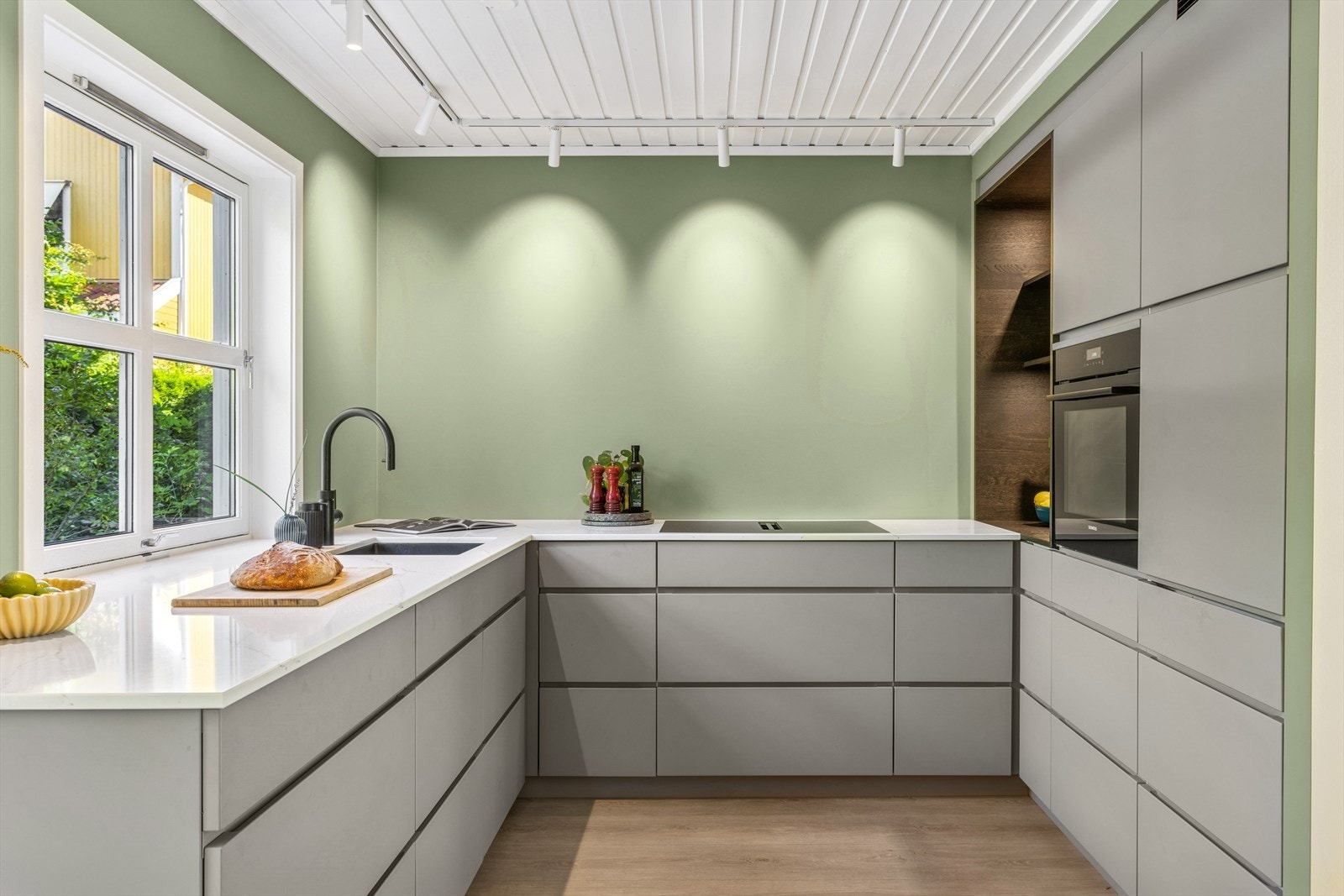 Lekkert Kvik kjøkken med god skap- og benkeplass. De integrerte hvitevarene medfølger kjøpet. Det er installert Quooker i vask (vannkran med muligheten for kokende vann rett ut av vasken). Galleribilde
