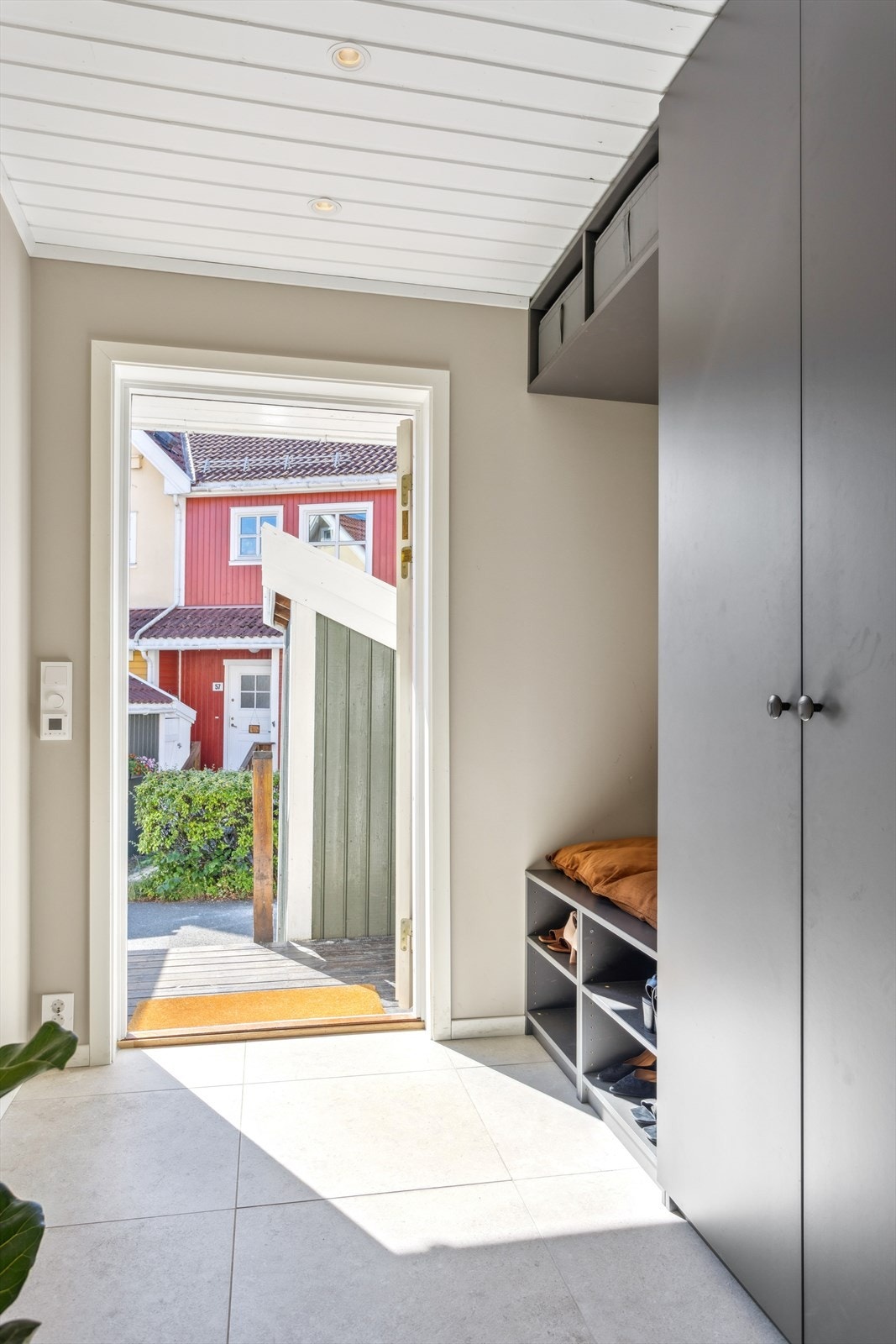Innbydende flislagt entré med varmekabler i gulv. I resten av etasjen er det lagt varmefolie i gulv. Galleribilde