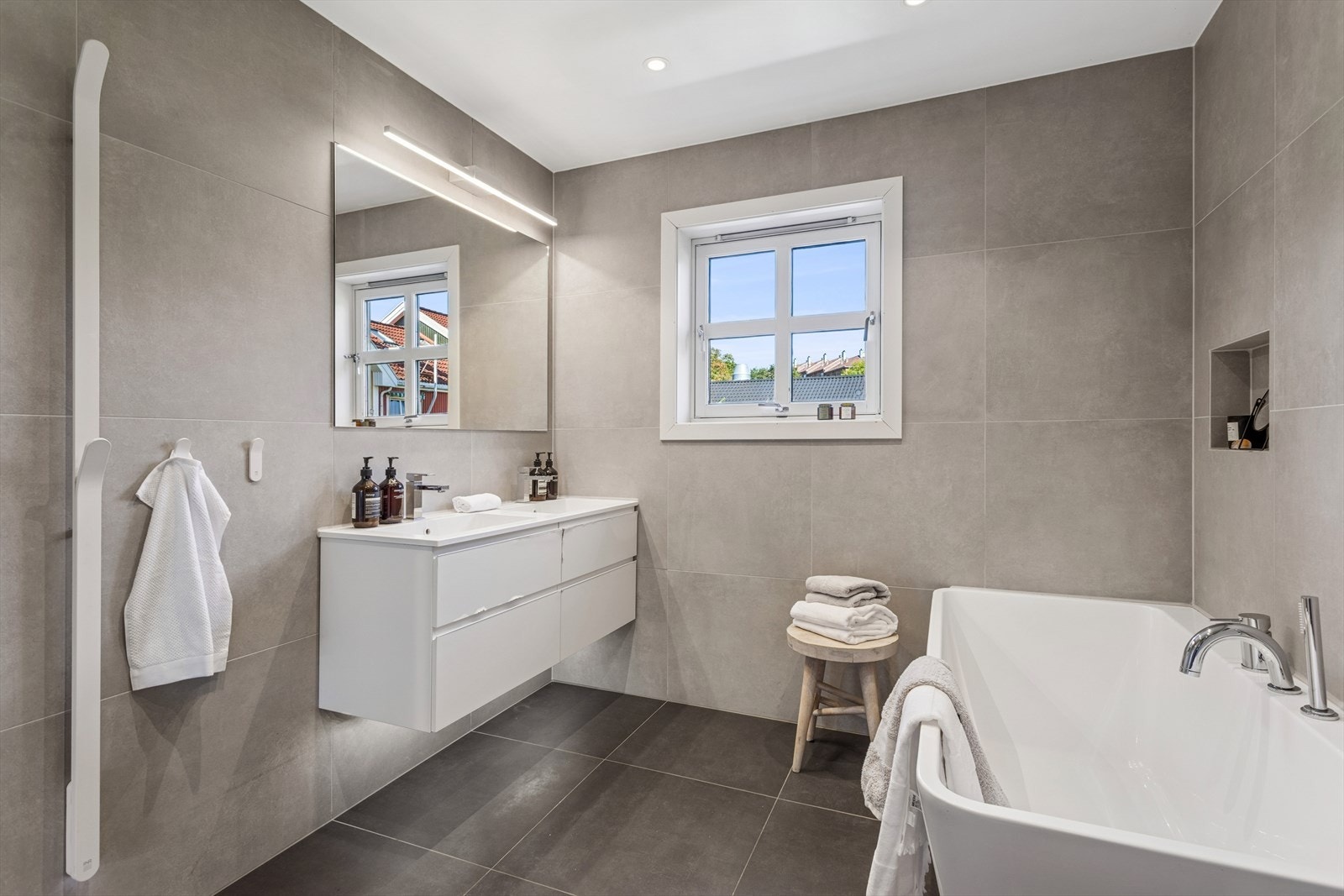 Delikat flislagt baderom med gulvvarme. Badet ble pusset opp i 2020 og er innredet med både badekar og dusjnisje. Galleribilde
