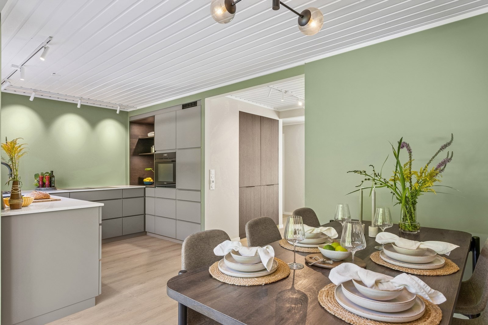 God plass til stort spisebord med plass til mange gjester. Galleribilde