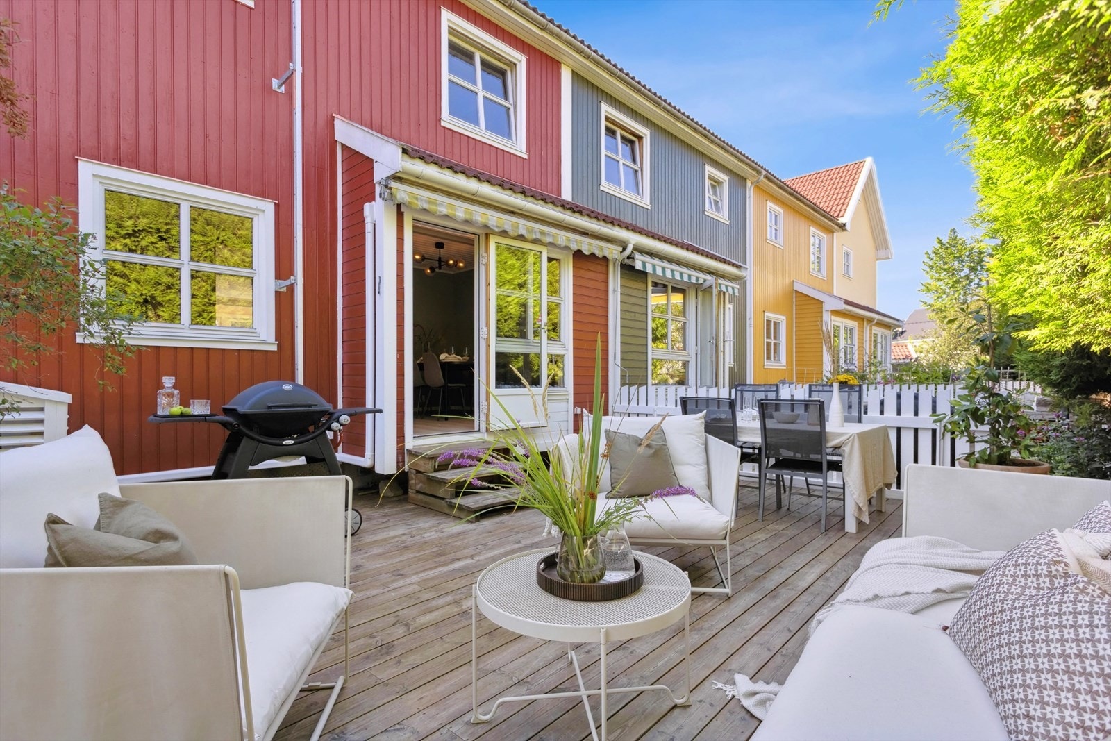 Fra kjøkkenet er det utgang til en stor terrasse på ca. 32 kvm. Her nyter man morgen og ettermiddagssol. Plattingen er rammet inn av et gjerde og diverse beplantning. Galleribilde