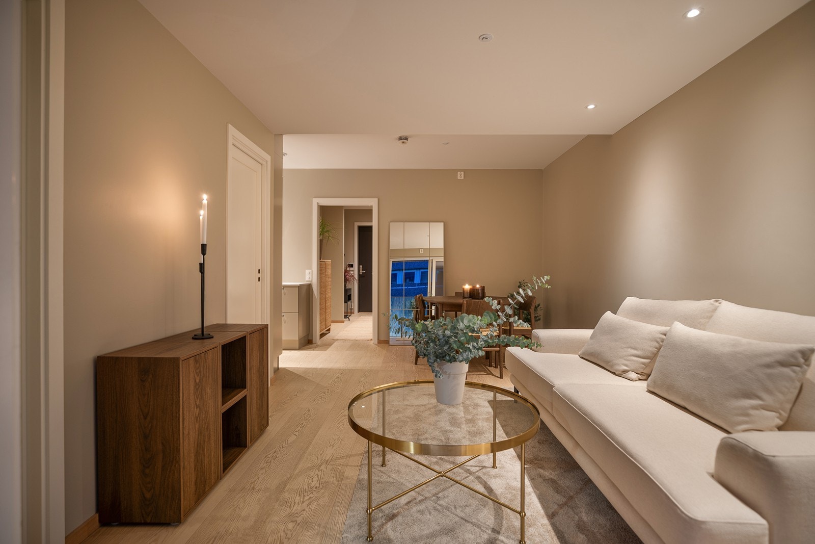 God plass til å etablere både sofa- og spisegruppe Galleribilde