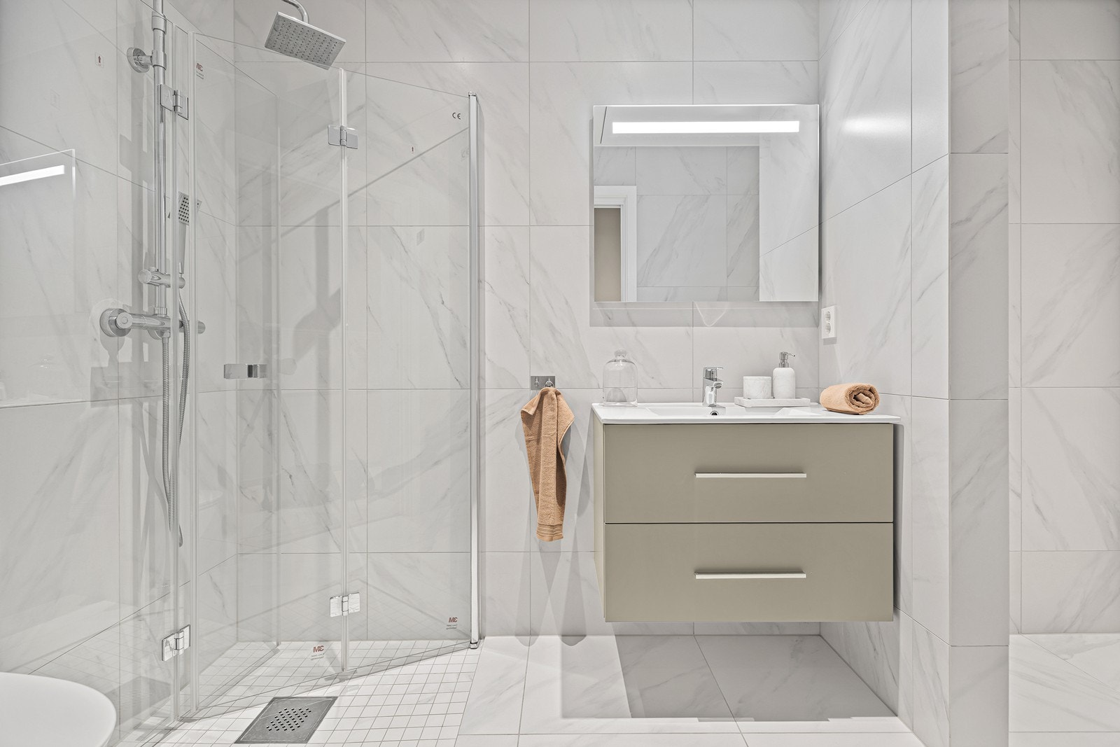 Delikat bad med fliser på overflater og behagelig vannbåren gulvvarme Galleribilde