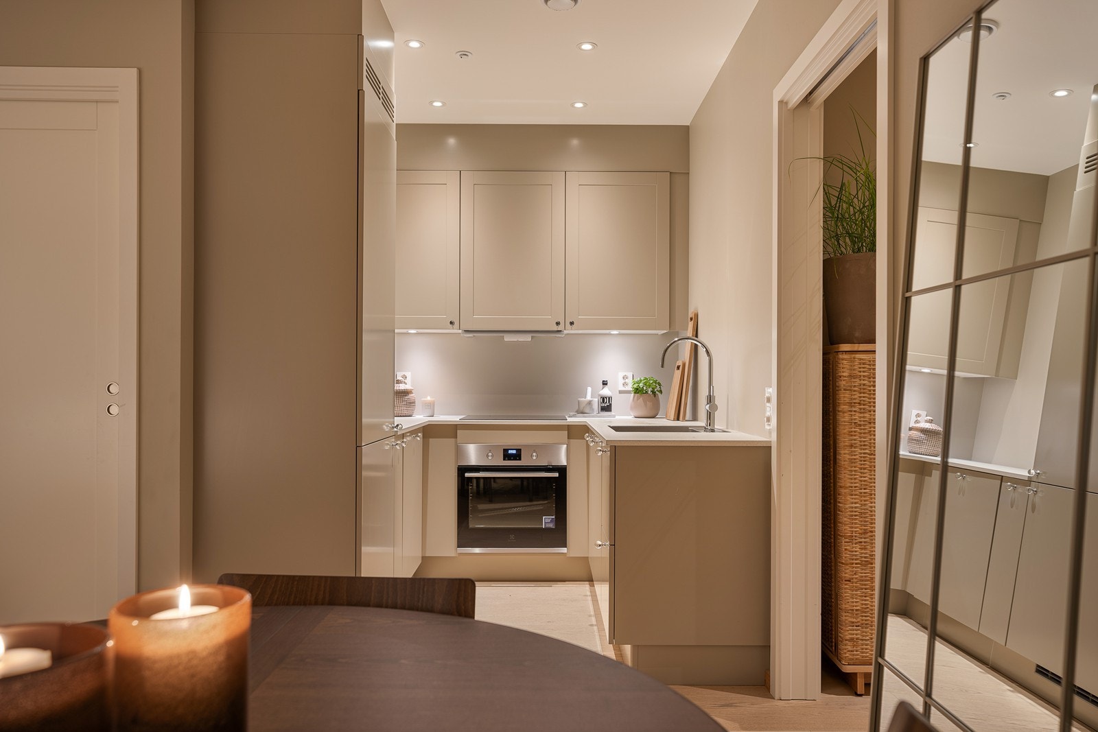 Lekkert kjøkken bestående av integrerte hvitevarer, nedfelt vask og platetopp. Galleribilde