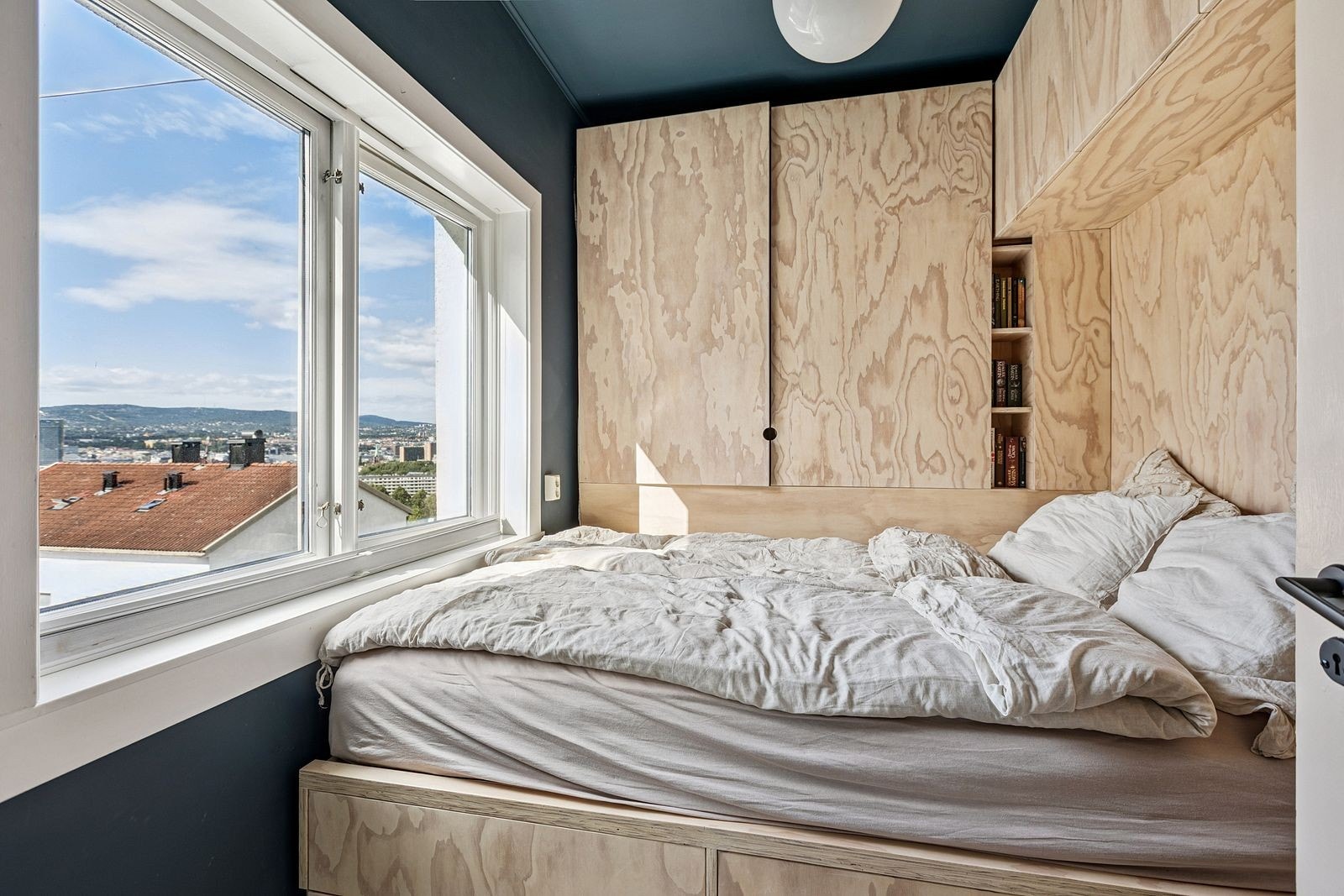 Lyst soverom med gode oppbevaringsmuligheter Galleribilde