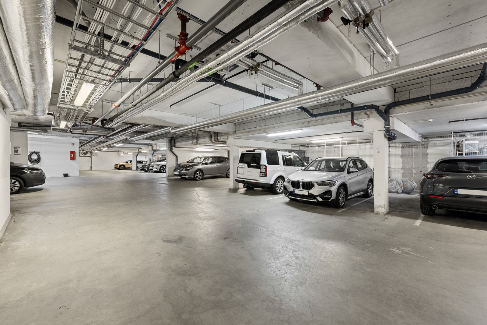 Garasjeplass ved direkte adkomst fra heis. Plassen er ekstra romslig da den ligger ved en passasje. Galleribilde