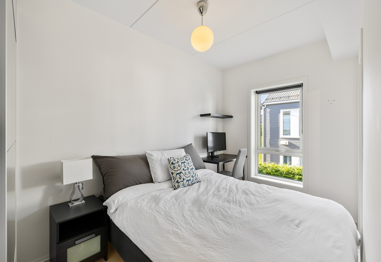 Soverommet er av god størrelse med plass til skap og kontor. Galleribilde
