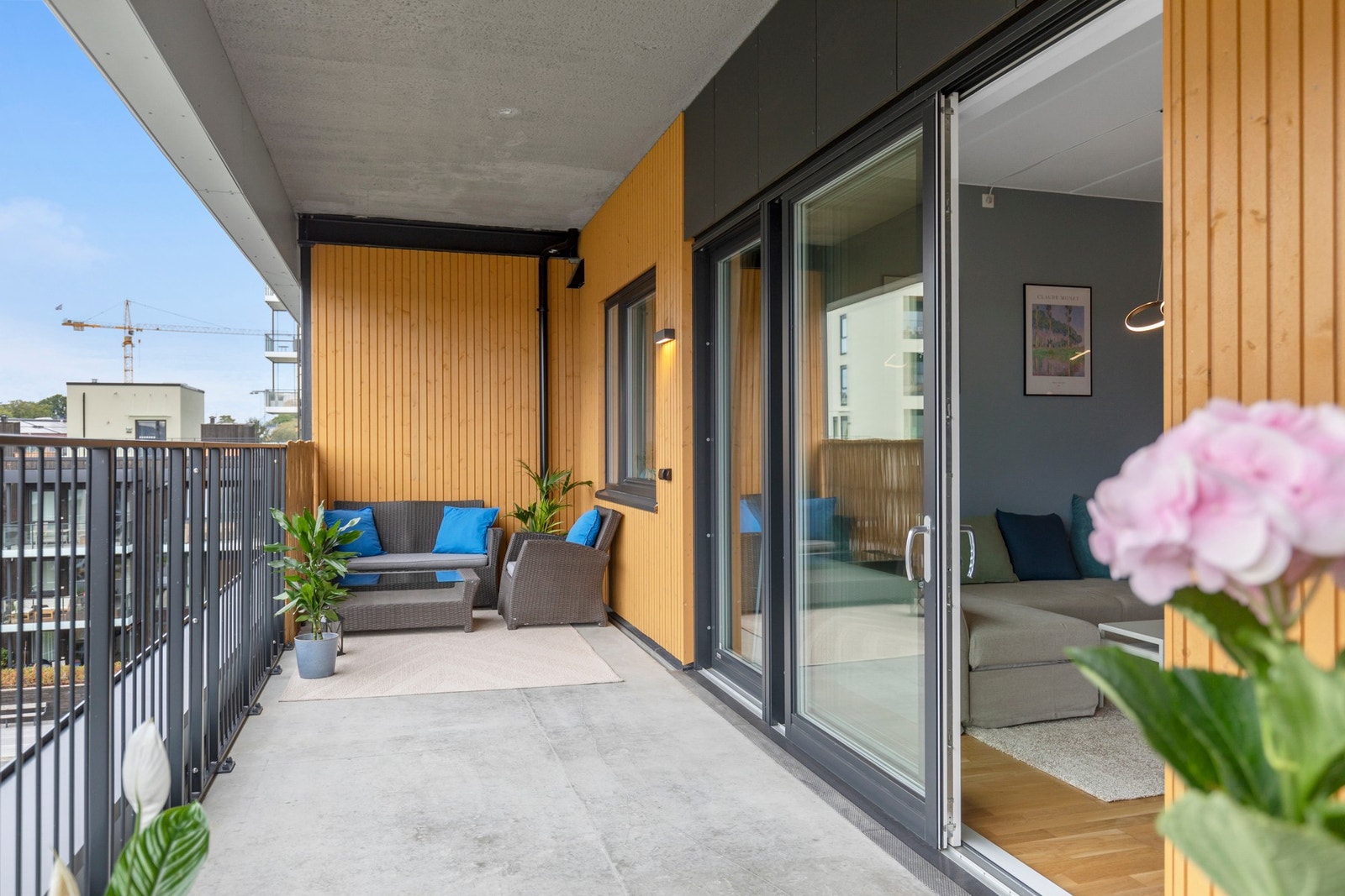 Med sine 19 kvm innreder du enkelt uteplassen med div. utemøbler og grill. Takoverbygget forlenger utesesongen! Galleribilde