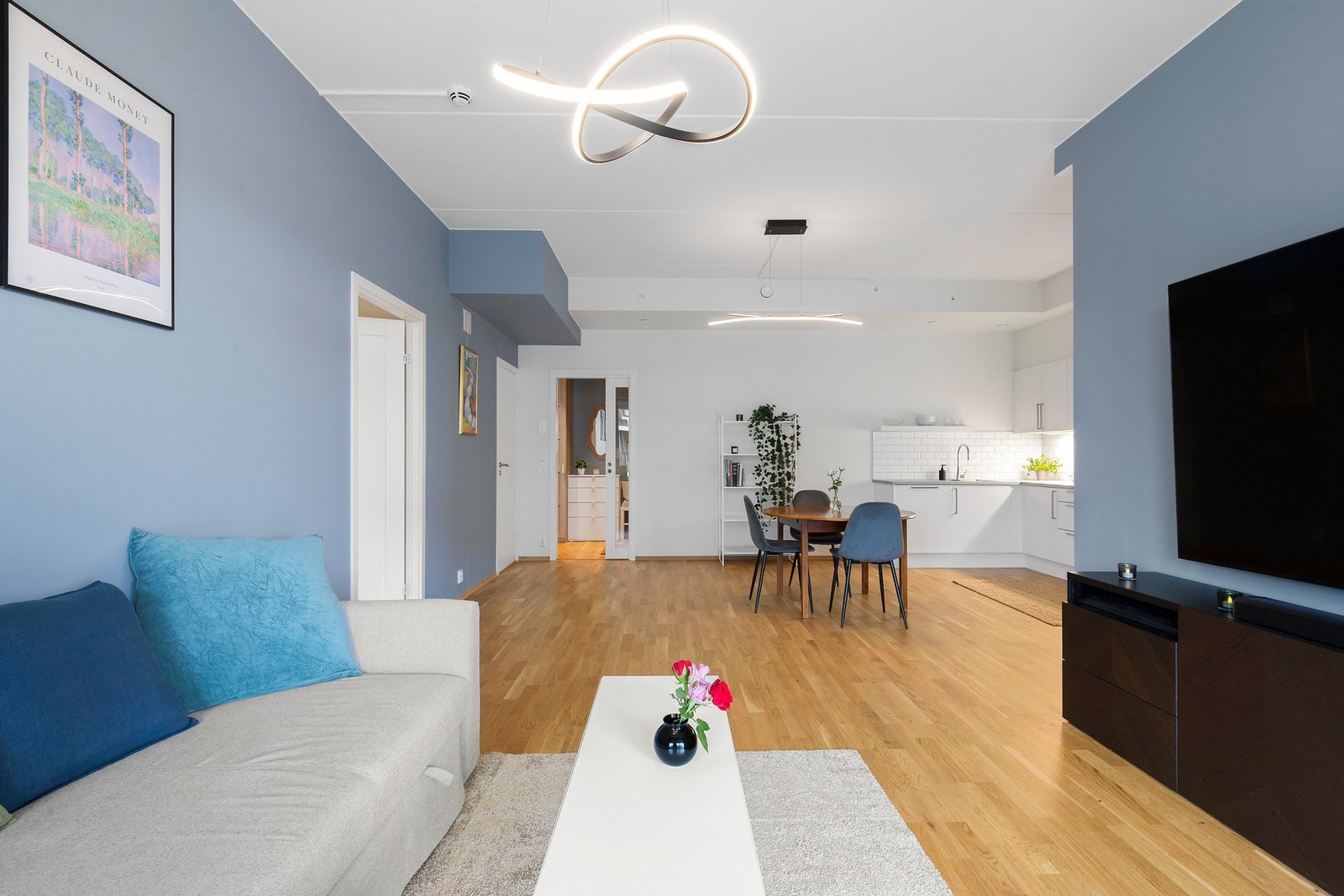 De månedlige felleskostnadene er 16 581,- og dekker kontingent utomhus, a-konto oppvarming, renter, bruksrett p-kjeller, bod og drift. IN-ordning praktiseres slik at fellesgjeld kan innfris. Galleribilde