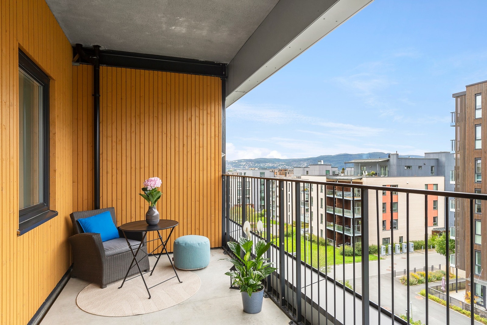 Den store uteplassen vender mot nordvest og har direktesol fra ca. 16:00 til 19:00 nå på året, med utsikt mot sørvest. Galleribilde