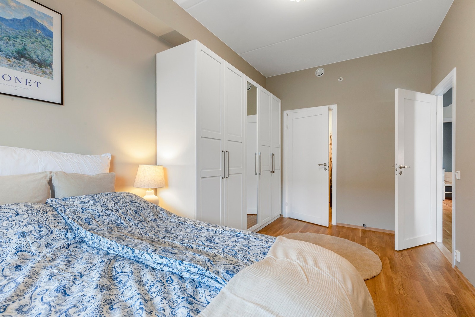 I tilknytning til soverommet har man en bod på 4,5 kvm. Den gir kjærkommen oppbevaringsplass men kan også kombineres som et walk-in-closet. Galleribilde