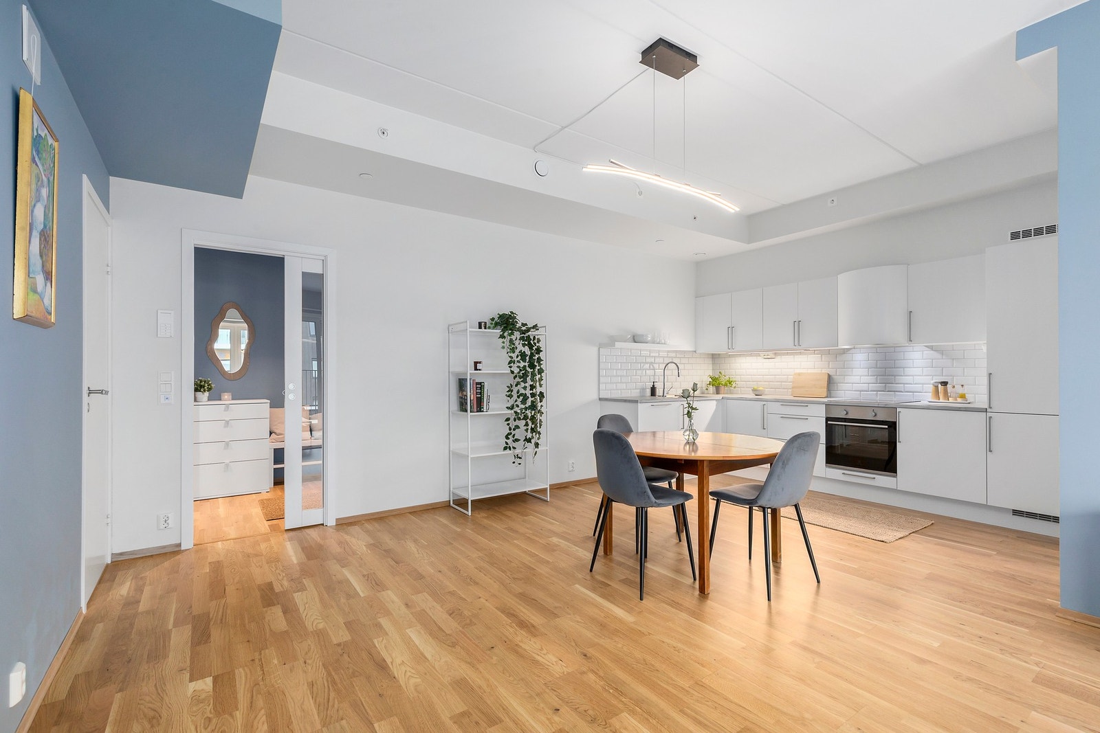 Spisestuen finner sin naturlige plassering mellom stuen og kjøkkenet. Galleribilde