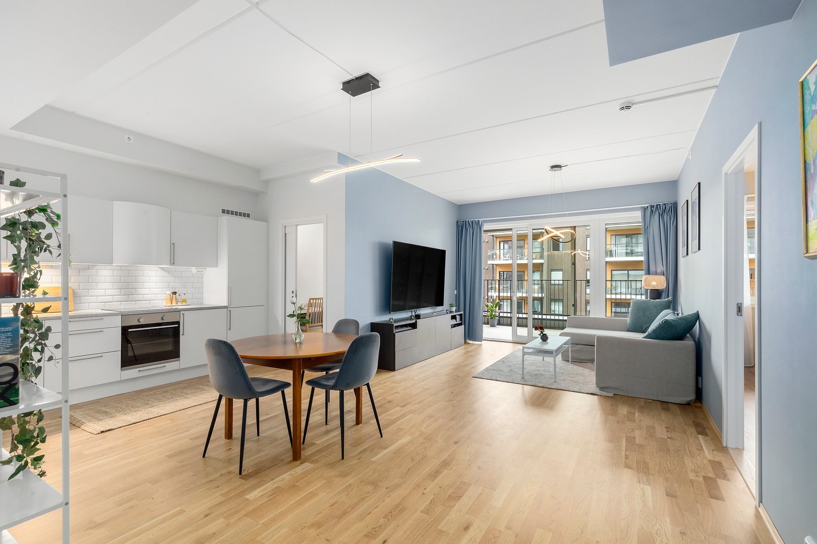 Velkommen til Håkon Magnussons gate 34! Den åpne stue-kjøkken løsningen måler hele 35 kvm! Vannbåren gulvvarme og balansert ventilasjon gir god komfort. Galleribilde