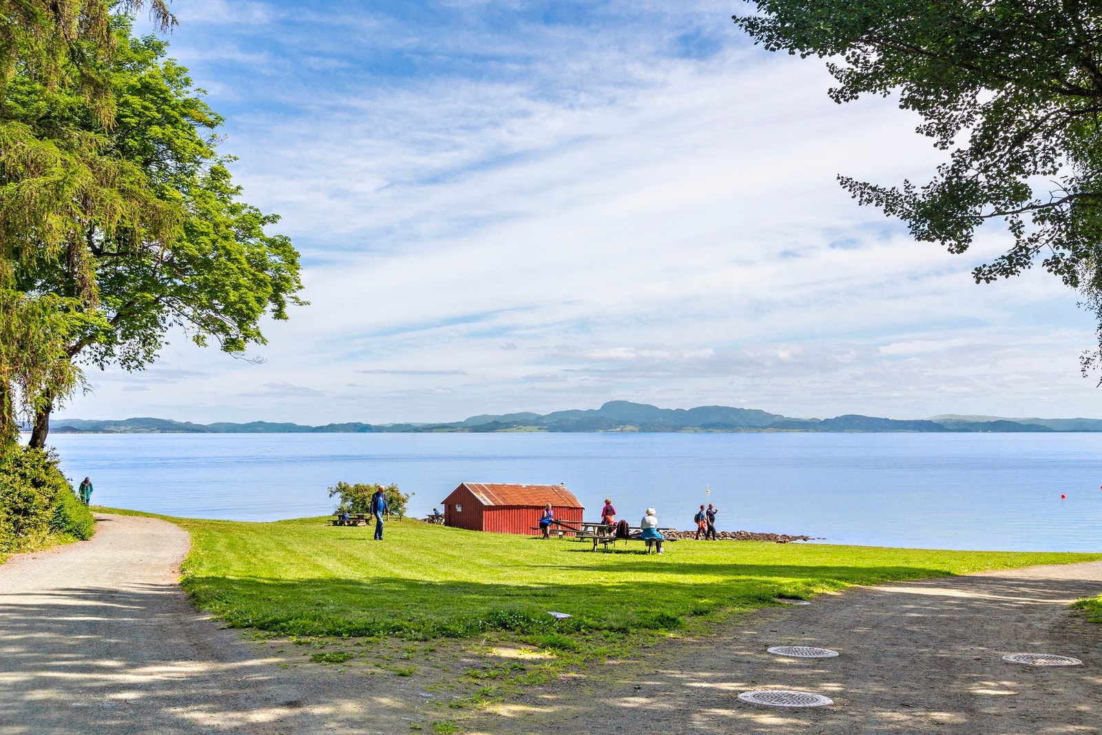 Like ved finner du variert turterreng på både sommer- og vinterstid. Her kan late sommerdager nytes like ved vannkanten og det finnes også noe å bite i ved Sponhuset. Galleribilde