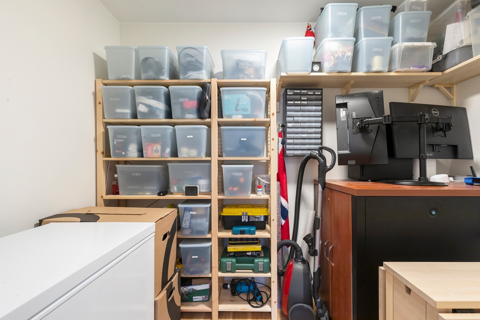 Den innvendige boden som potensielt kan omgjøres til et walk-in-closet. Det medfølger også bod i underetasjen. Galleribilde