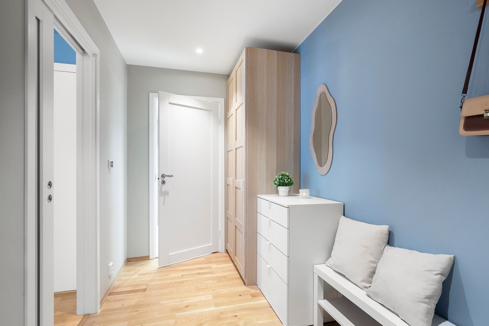 Boligens velkomst er moderne og romslig på hele 6,5 kvm. Her ønskes du velkommen med god plass til garderobeskap, sko og yttertøy. Praktisk og stilren entré som setter tonen for resten av boligen! Galleribilde