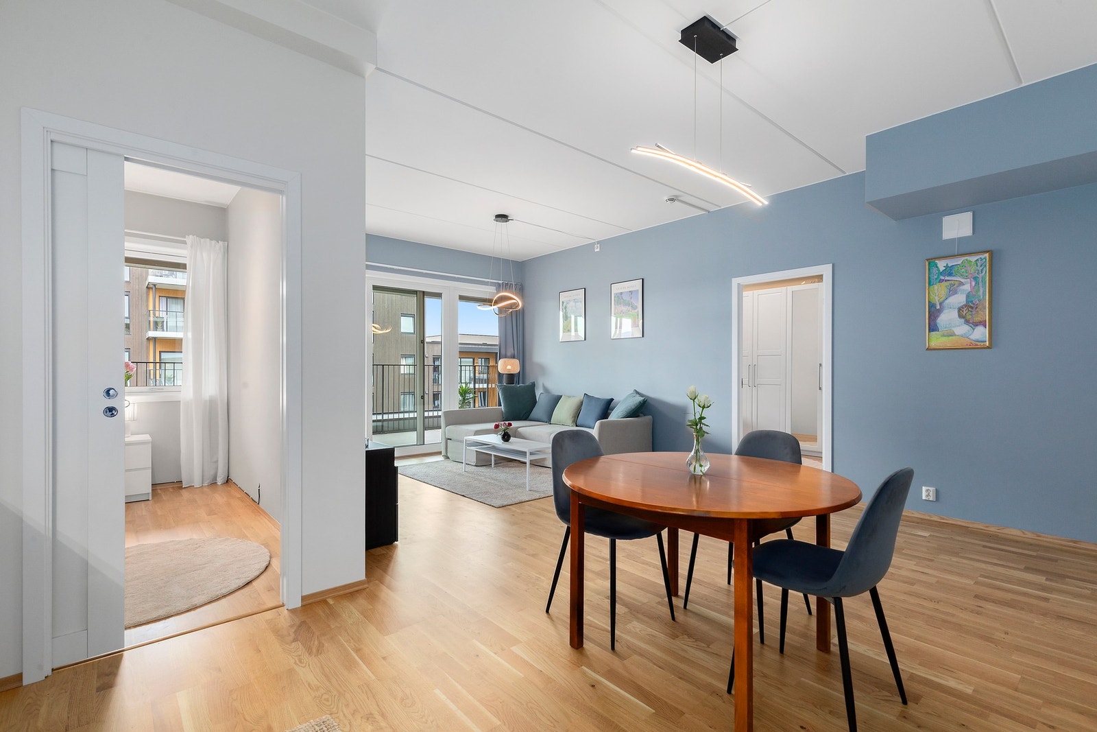 Her ligger alt til rette for sosiale sammenkomster med både venner og familie. Grunnet utformingen får man enkelt plass til et langbord. Galleribilde