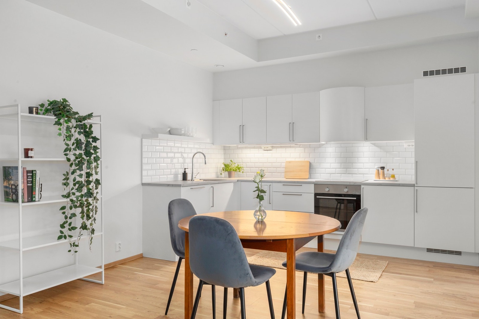 Det er lagt parkett på gulv i hele leiligheten. Galleribilde