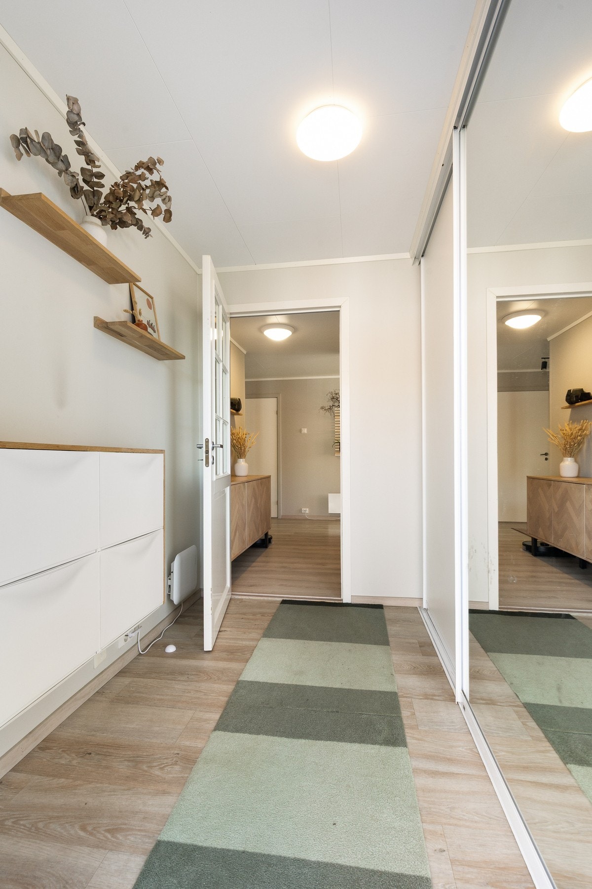 Skyvedørsgarderobe i gang Galleribilde