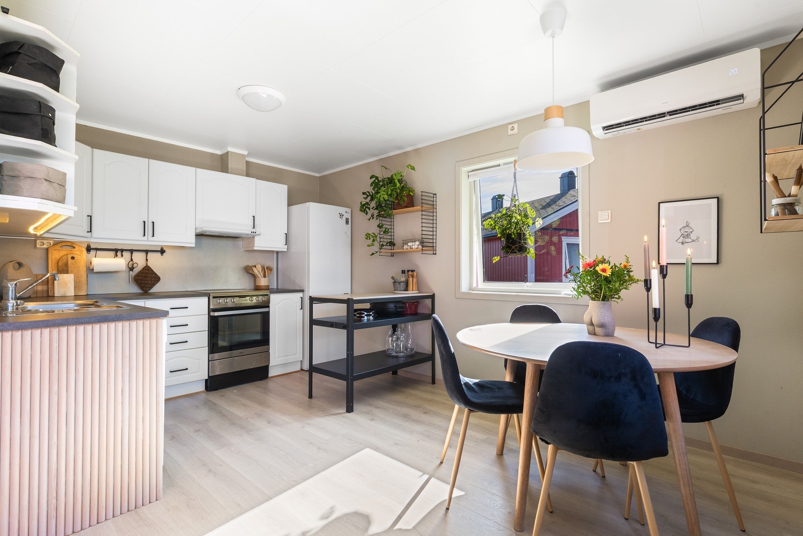 Pent kjøkken med god plass til spisestue Galleribilde