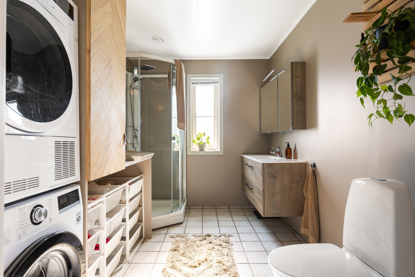 Praktisk bad med plass til vaskemaskin og tørketrommel Galleribilde