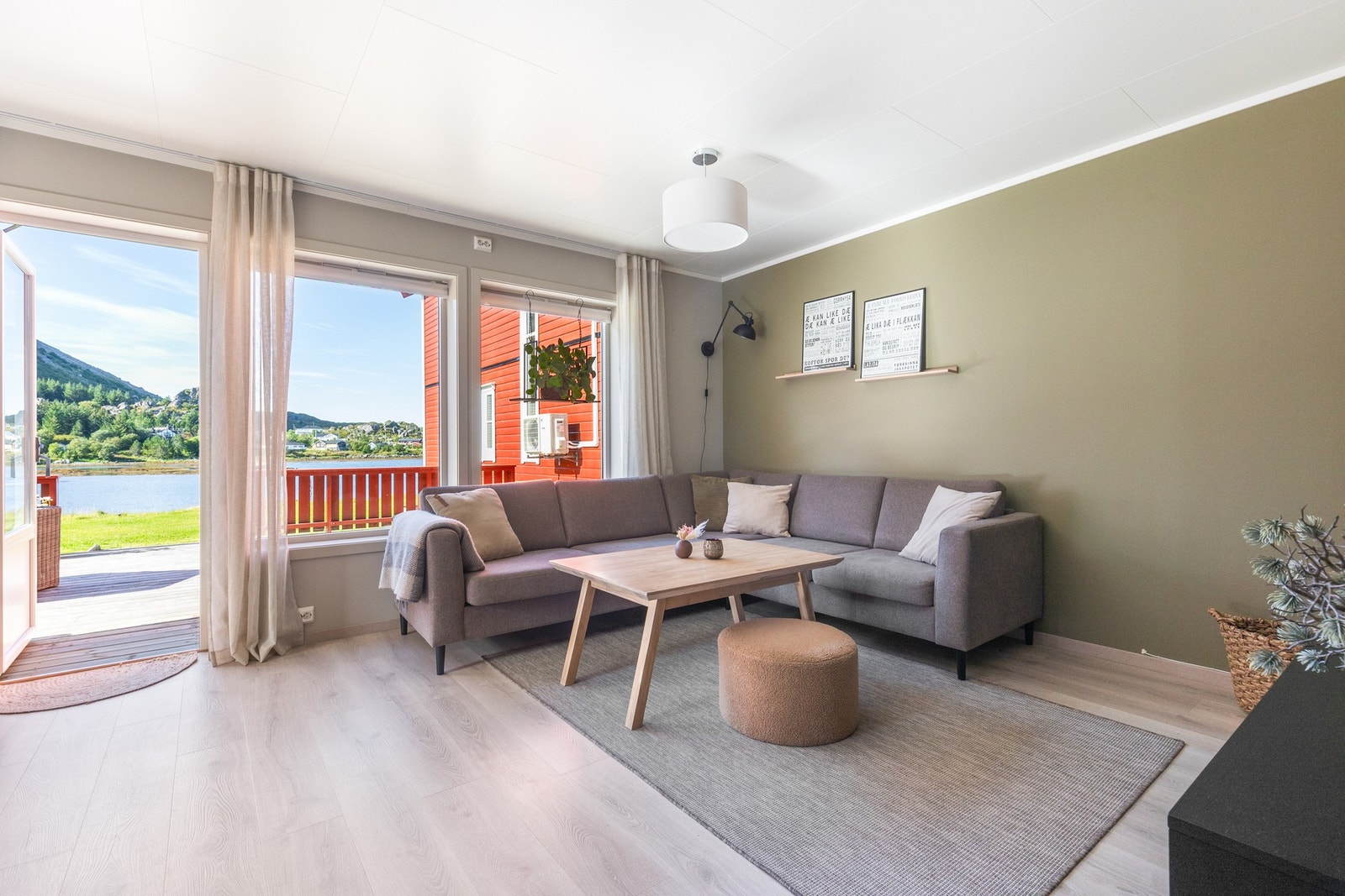 Fra stuen er det utgang til terrasse Galleribilde