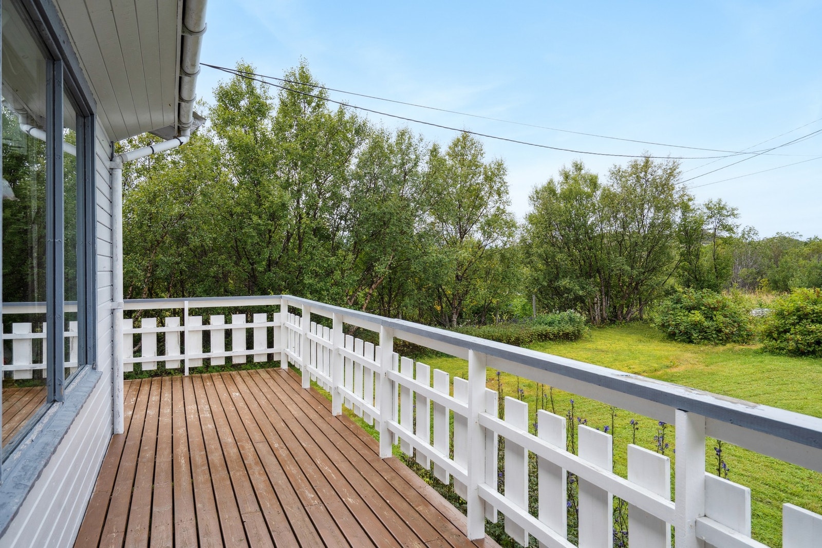 Den strekker seg langs to sider av boligen. Galleribilde