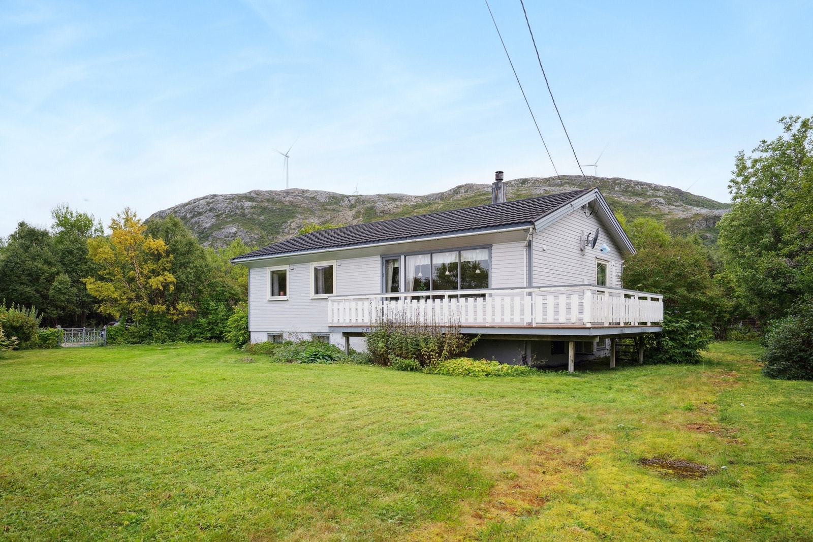 Boligen ligger skjermet til på en pent opparbeidet tomt. Galleribilde