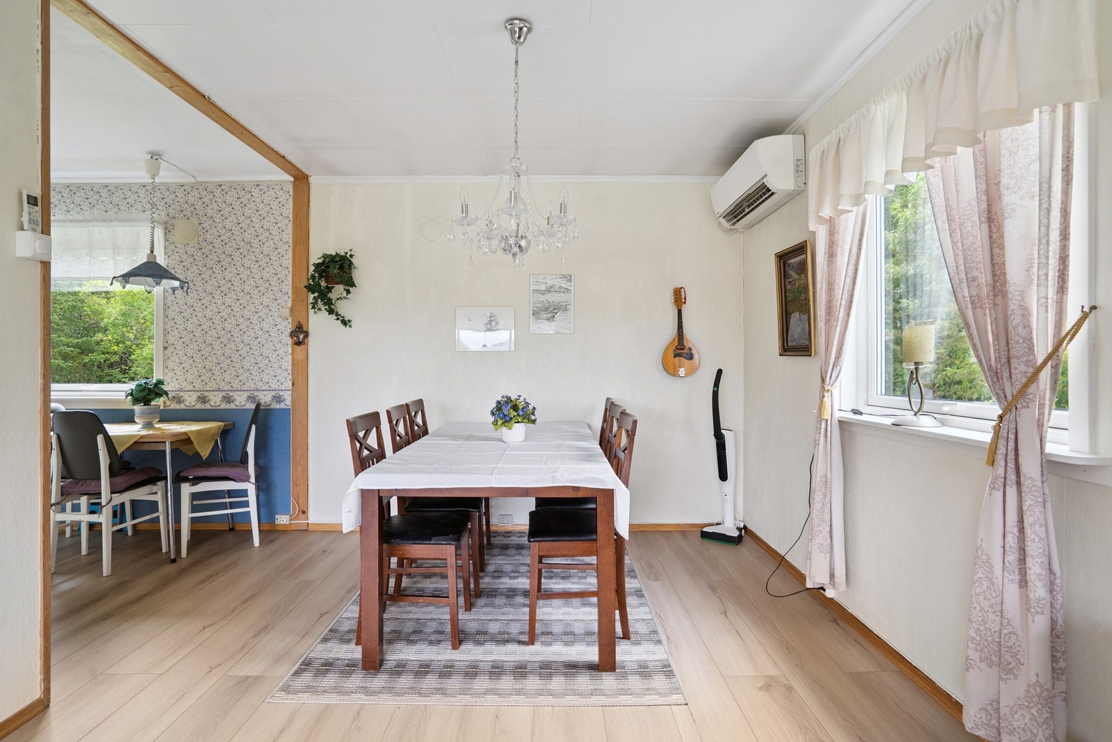 Deler av stuen brukes til spisestue. Galleribilde