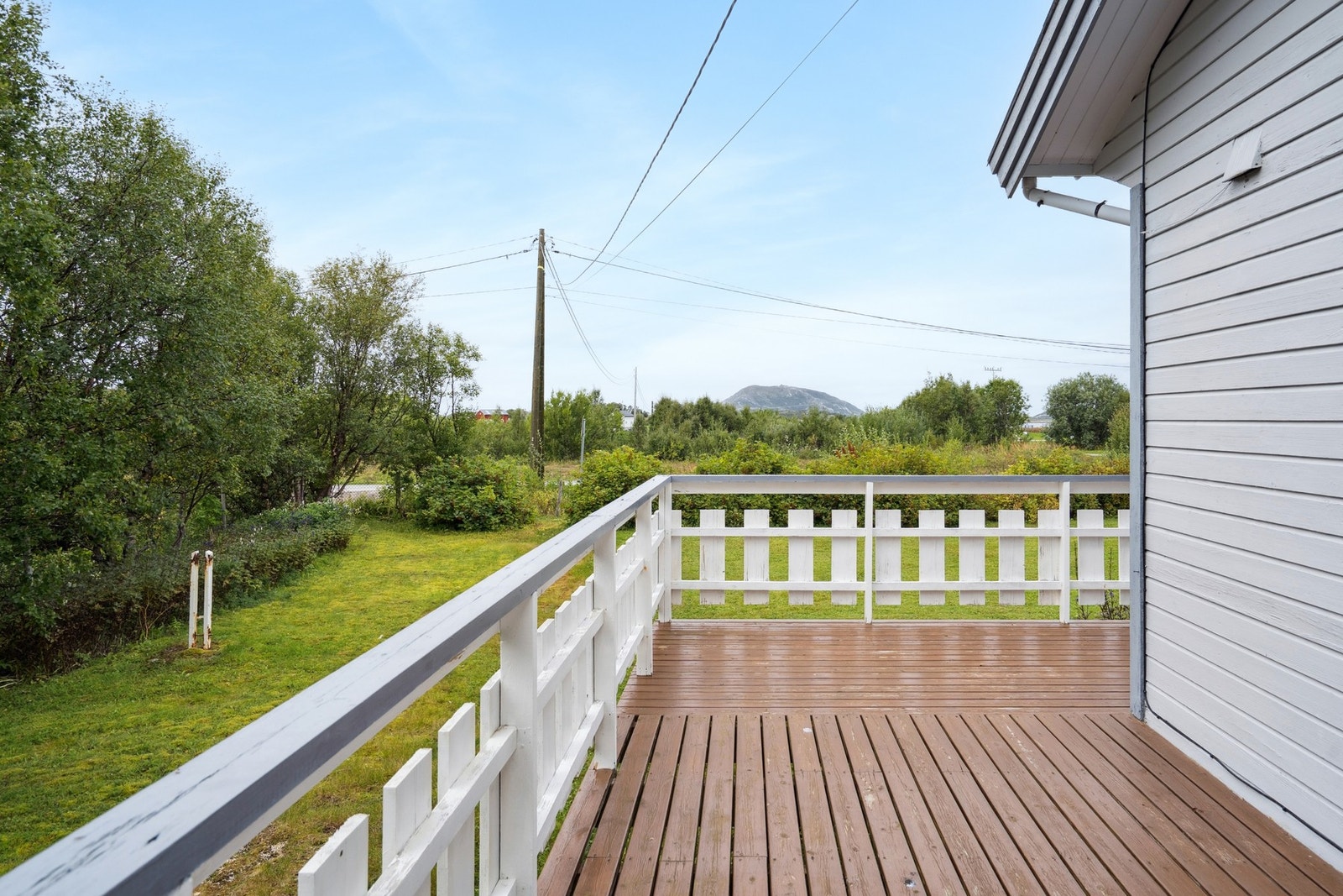 Fra stuen er det utgang til en stor veranda. Galleribilde