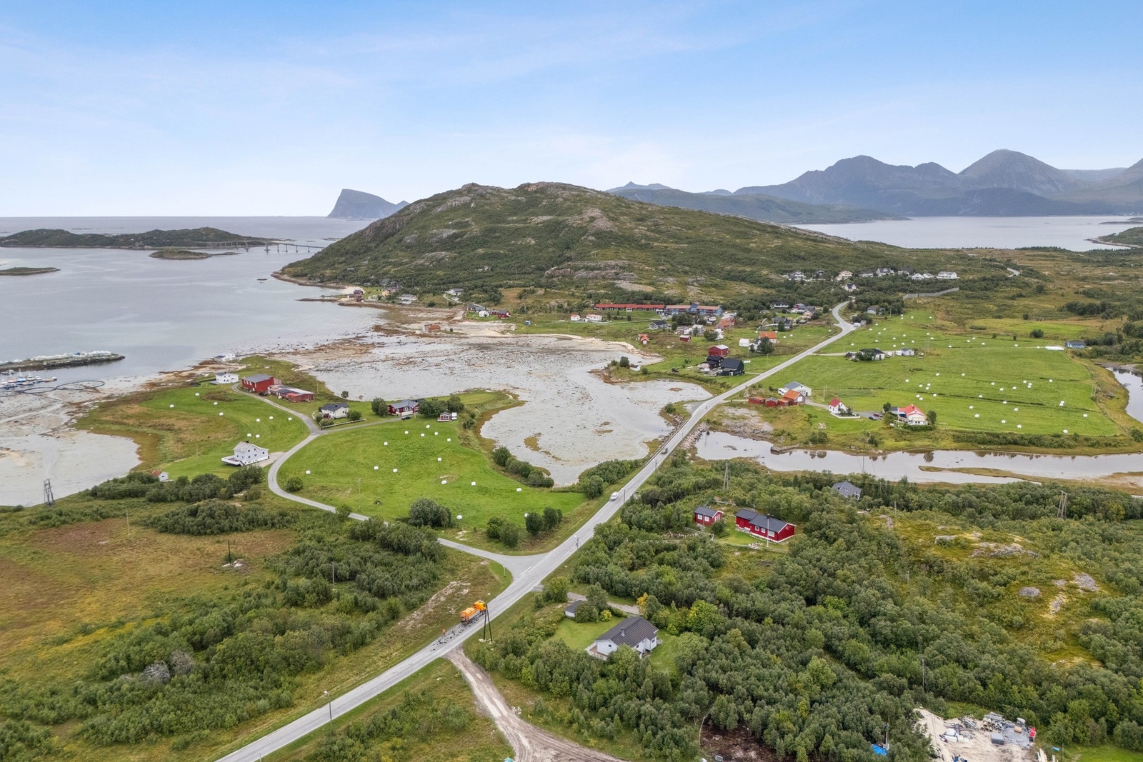 Det er kort veg til butikk og skole. Galleribilde