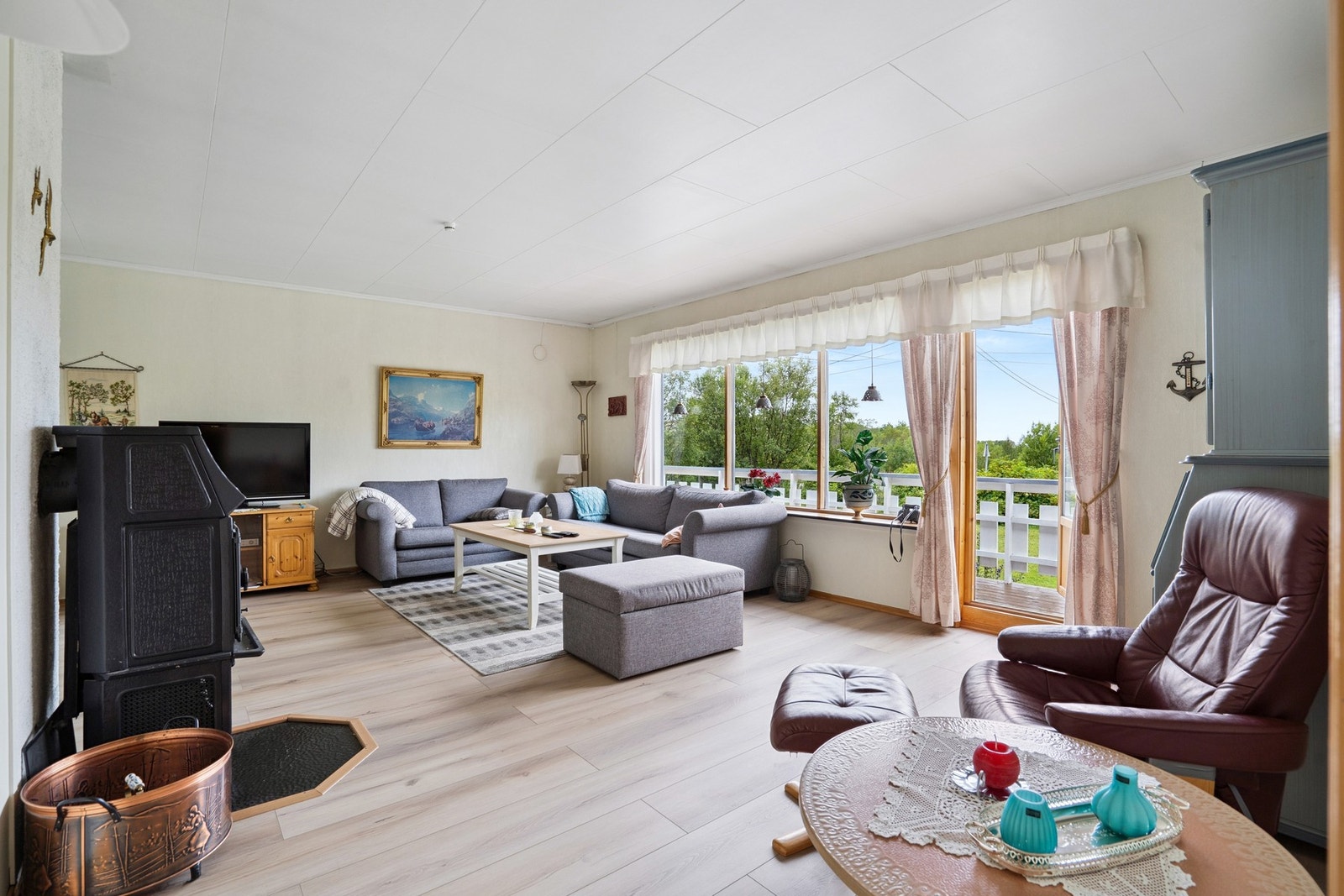 Stor stue med mange vindusflater. Galleribilde