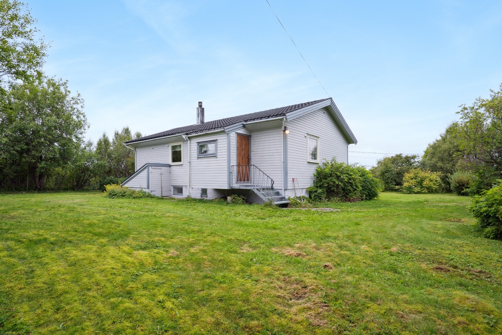 Eiendommen ligger landlig til på Brensholmen. Galleribilde