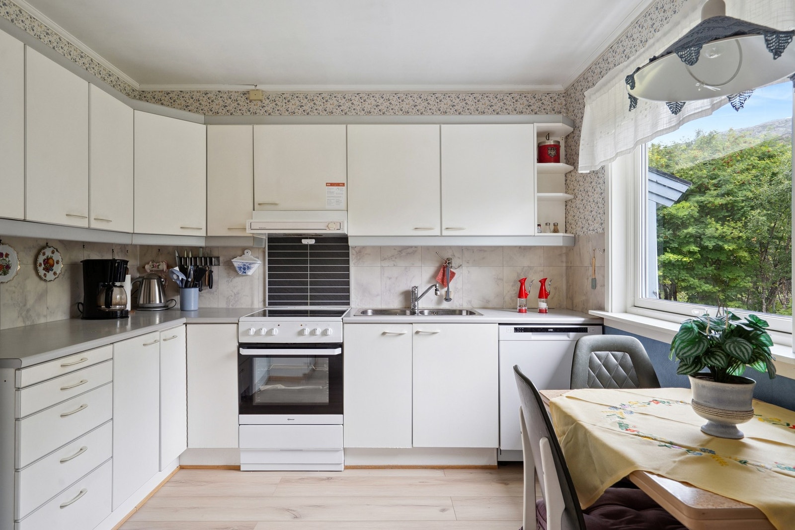 Velkommen til Brensholmvegen 215, her presentert av EiendomsMegler1 Rødbanken v/Wenche Galleribilde