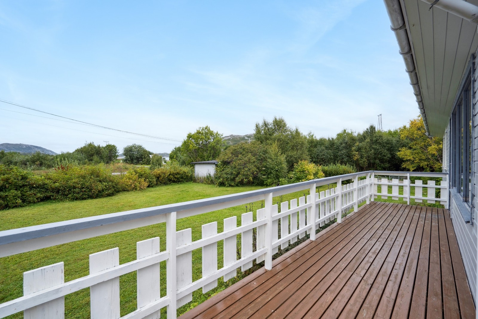 I tillegg kan du kose deg på den store verandaen med god sjøutsikt. Galleribilde