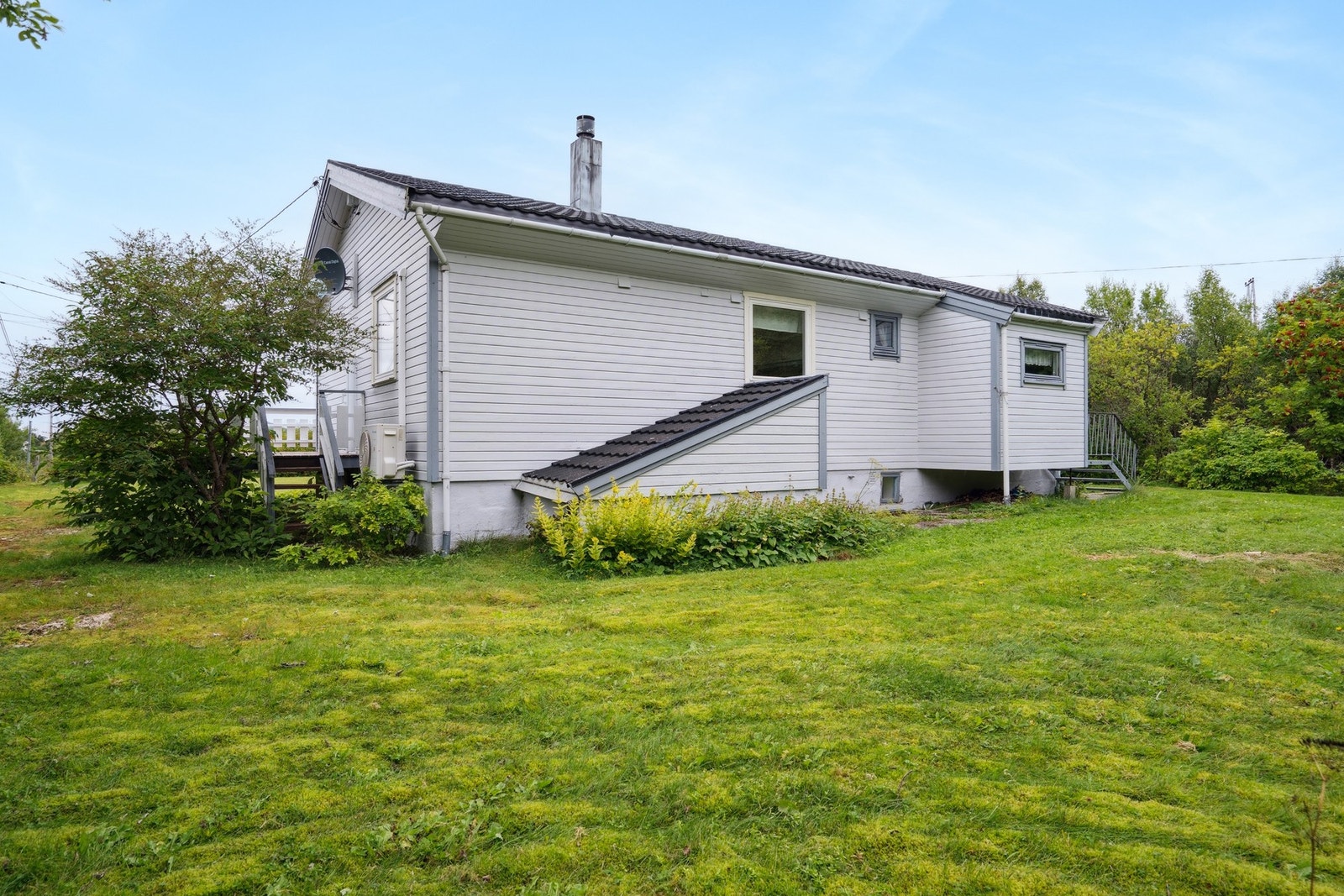 Eiendommen har en stor tomt på over 1000 kvm. Galleribilde